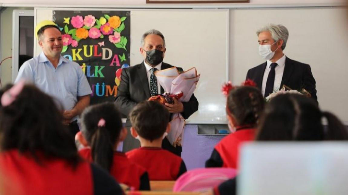 Talas Belediye Başkanımız Sayın Mustafa Yalçın ve İlçe Milli Eğitim Müdürümüz Sayın Mustafa Elmalı okulumuzu ziyaret ettiler.