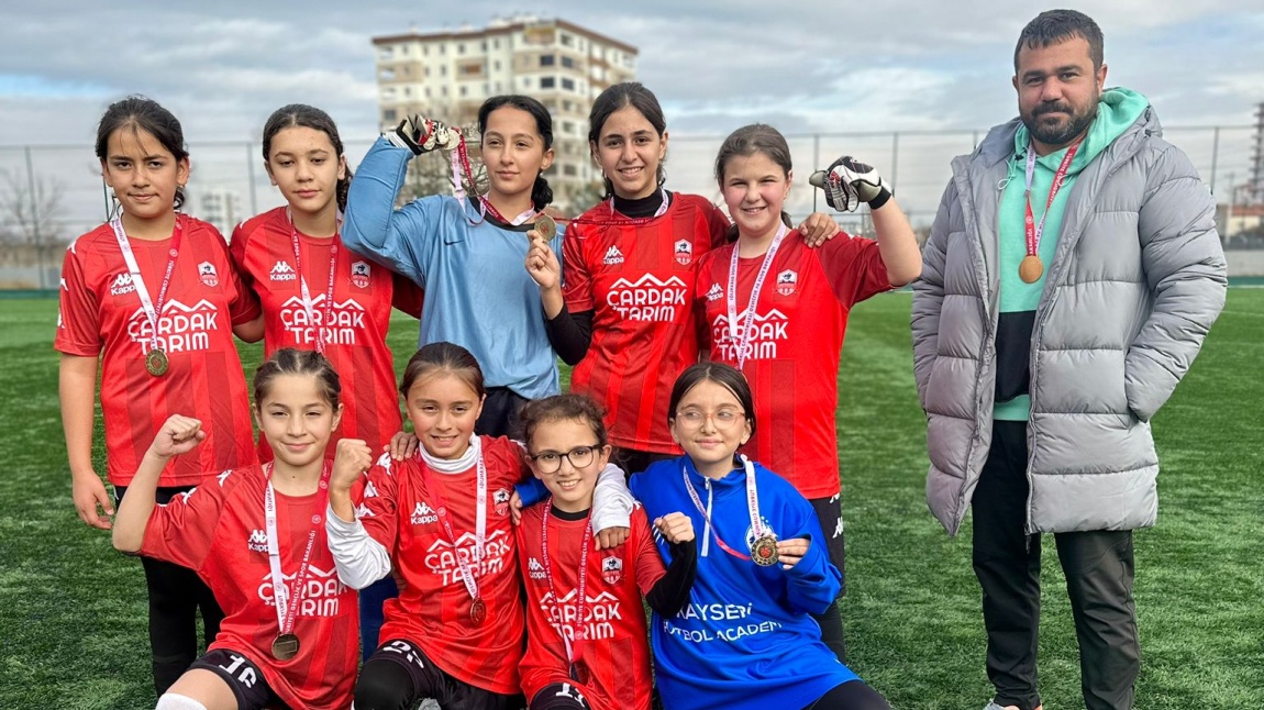 2023-2024 Okul Sporları Minik Kızlar Kayseri Futbol Turnuvası'nda şampiyon olduk